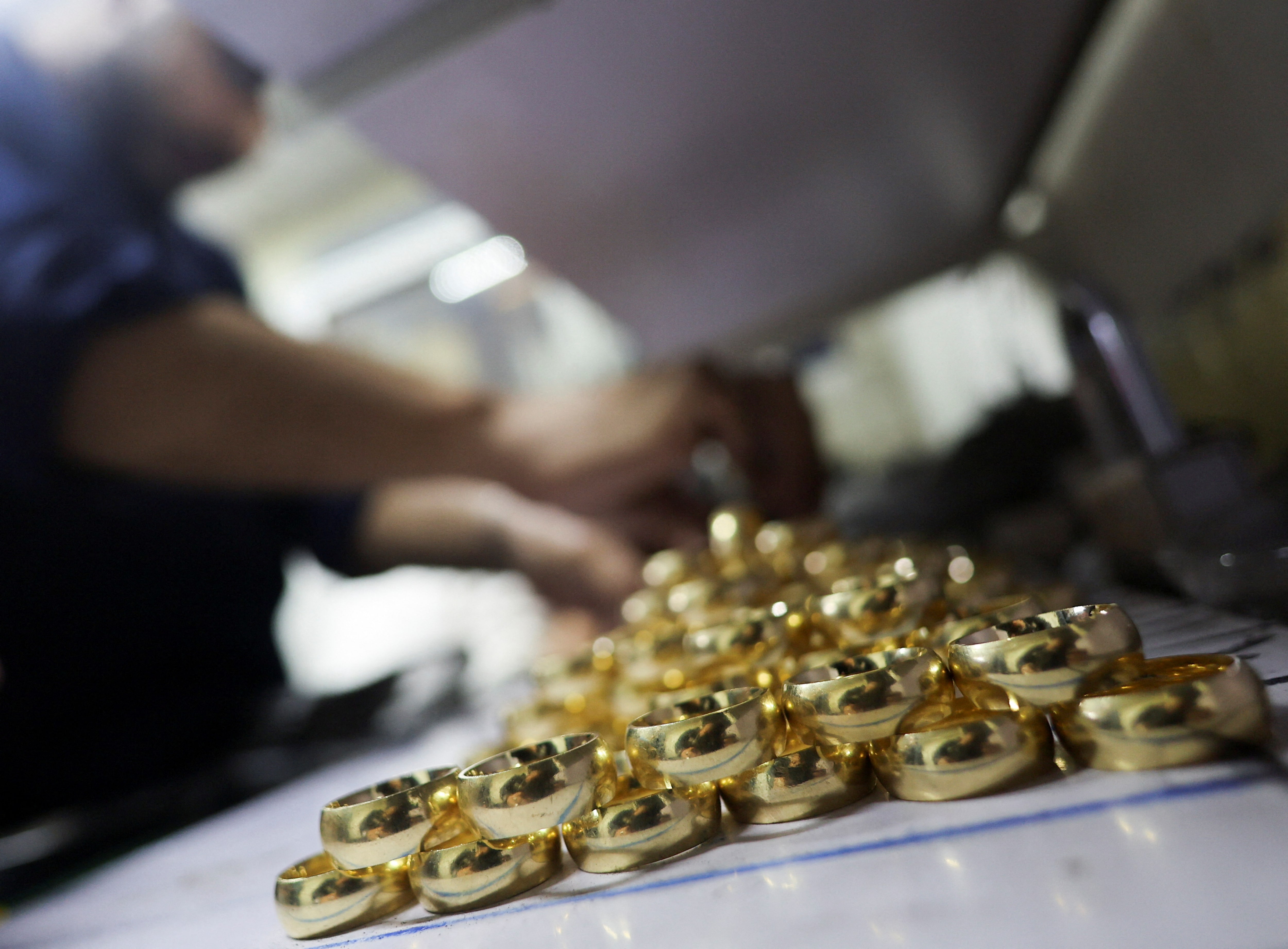 Gold price soars in Egypt as local currency weakens