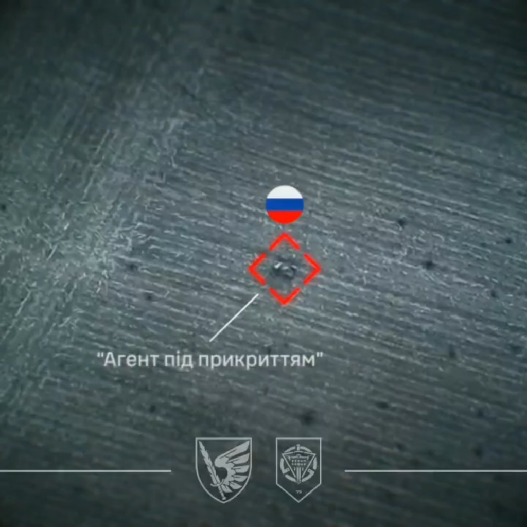 NSFW：ロシアの兵士は、彼の背中の谷に熱毛の毛布でrawいました。第79エアアサルト旅団のドローンオペレーターが彼を連れ出しました。 Konstiantynopil方向。 2025年3月 [graphic content]