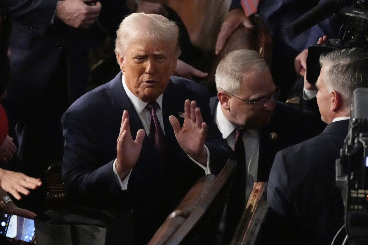 ドナルド・トランプは議会へのスピーチの後に新しい弾each入札に直面している