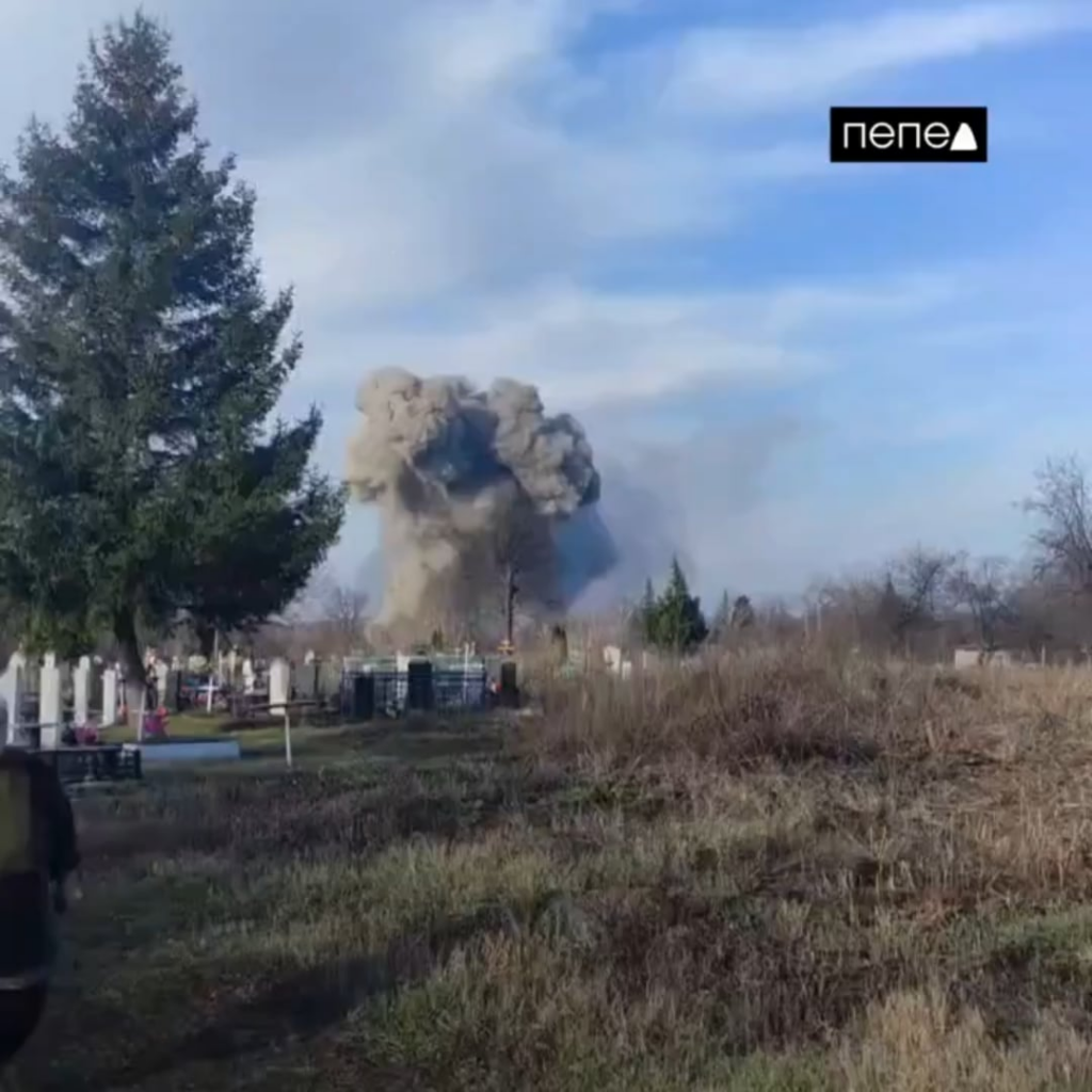 ウクライナ国境から20 km離れたロシアのイヴァノフスカヤ・リシツァにある弾薬貯蔵庫へのドローン攻撃。 2025年3月