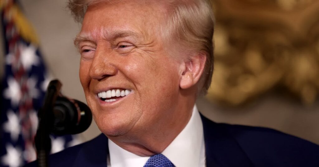トランプは、反マネーロンダリング法を殺した後に祝​​います