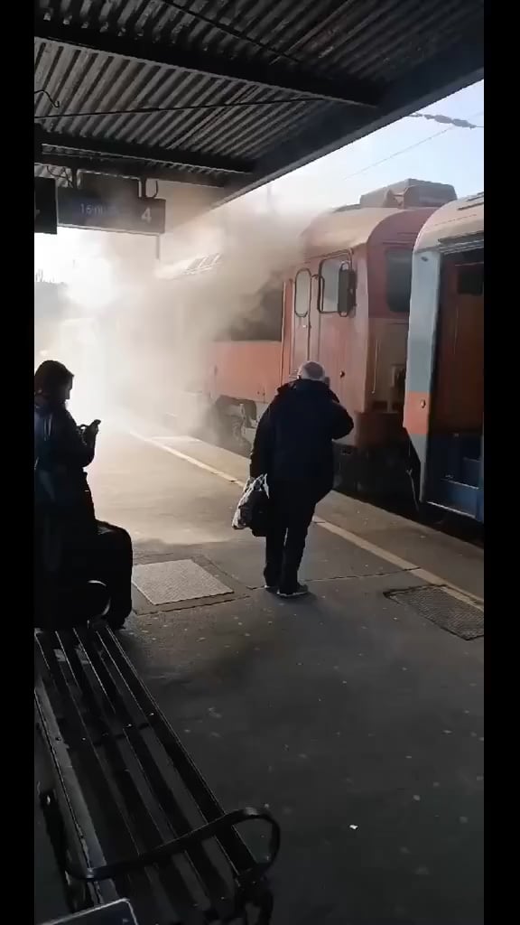 Debrecen駅で機関車が発火しました