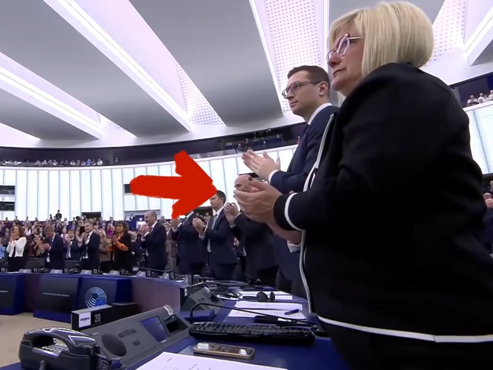 フィデスの2つの顔：ハンガリーでは、人々は欧州議会に立ち上がってウクライナを支援し、制裁の投票を支持しながら、ブリュッセルとウクライナに対して調整されています。