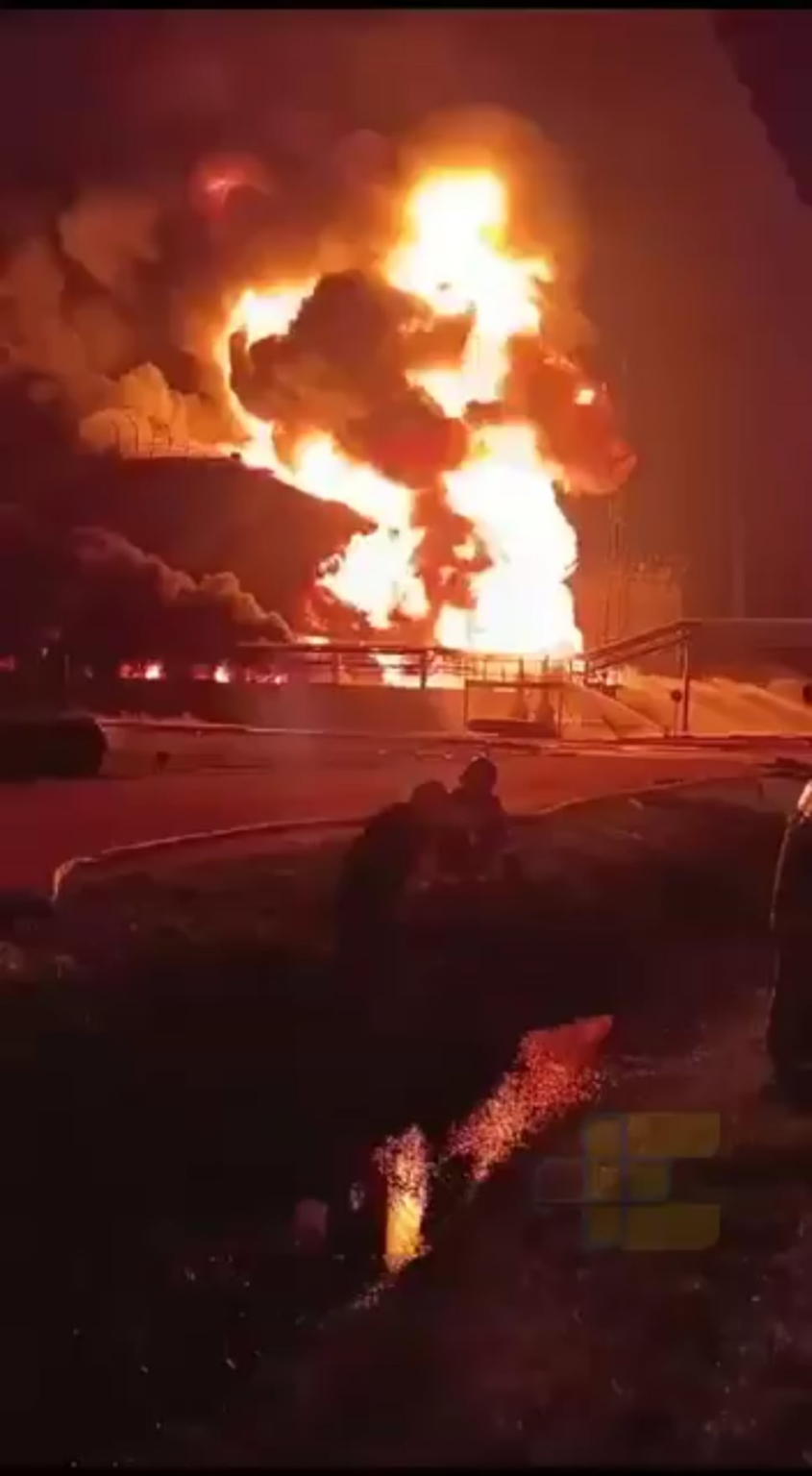ロシアの「カブカズカヤ」石油ポンプステーションは、昨夜ウクライナのドローンストライキの後も燃えています。 2025年3月19日