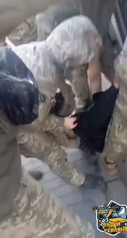Dnepropetrovsk（ウクライナ）では、男は明るい光の日に誘nされました。彼は戦いたくない戦争で戦うことを余儀なくされました。