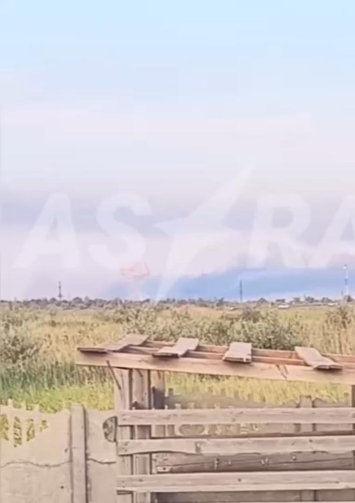 ロシアのボルゴグラード地域のカラチェフスキー地区では、地元住民によると、ウクライナのUAVはマリノフカ飛行場で弾薬デポを攻撃しました。