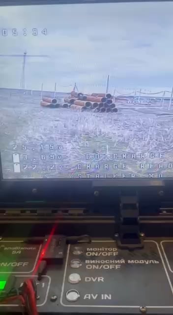 「Dovbush Hornets」UAユニットの光ファイバードローンは、パイプに隠れているロシアの軍隊を見つけます