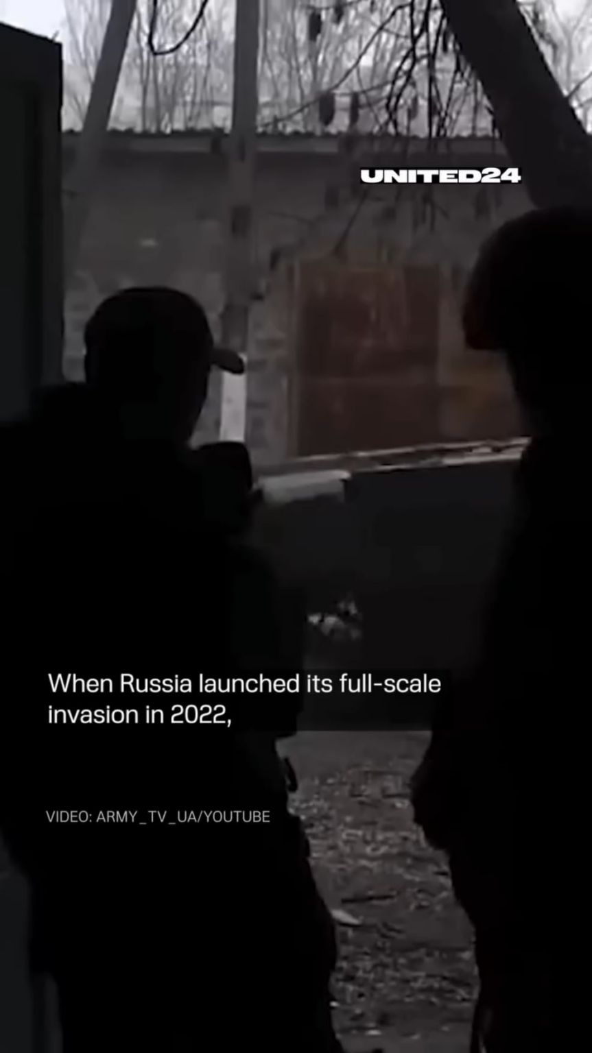 占領されたマリウポルのロシアのインフルエンサーは、盗まれた家とプロパガンダを押し進め、戦争犯罪に基づいて構築されたゆがんだ現実を販売しています。光沢のある広告と段階的なコンテンツの背後には、人々から盗まれた都市があります。