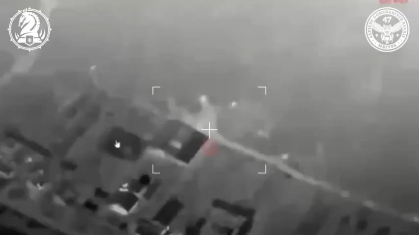 ロシアの電子戦制度にもかかわらず、偵察会社「マグラ」はなんとかして、ヒマーの助けを借りて、ロシアの装甲車両がその場しのぎのモバイルシードに変換されている第155海兵隊のワークショップを中和しました。 （出典：Wartranslated（dmitri）