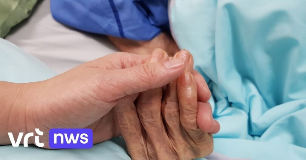 「私を手術しないでください、しかし私を死なせてください」：Humoのジャーナリストは、祖母の安楽死への困難な道を証言しています」。
