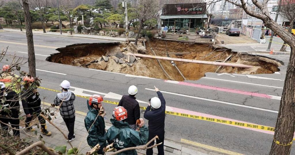 韓国・ソウルで道路が20メートル陥没 バイク走行中の30代男性が転落して死亡