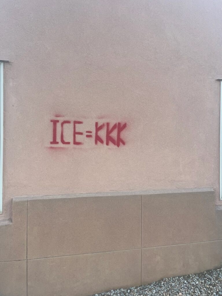 米ニューメキシコ州共和党本部に放火、「ＩＣＥ＝ＫＫＫ」と落書き