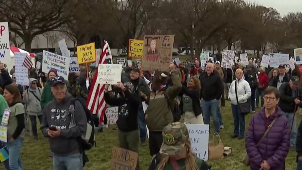 国立モールの抗議者は、トランプの弾eachを求めています