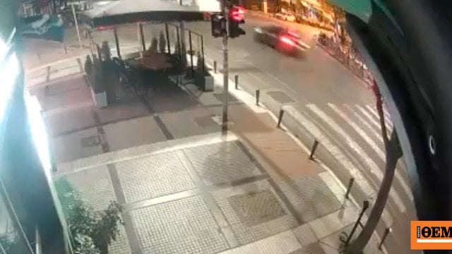 テッサロニキ：車が農場に落ちた瞬間 - その運転手には卒業証書がなく、酔っていました