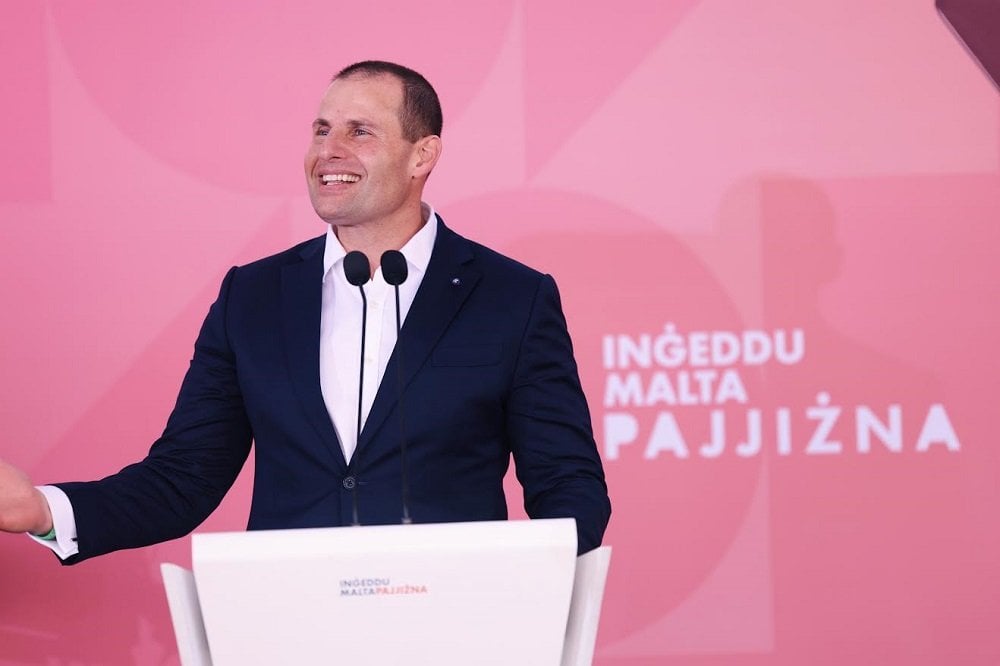 首相は、政府が他の人が望んでいたように、破壊兵器ではなく家族や企業に投資し続けると言います