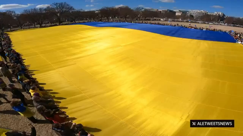 ウクライナの支持者は、ホワイトハウスの楕円で世界最大のウクライナの旗を広げ、ロシアの侵略に対する援助を米国に追いかけています。「ウクライナを放棄しないでください！」