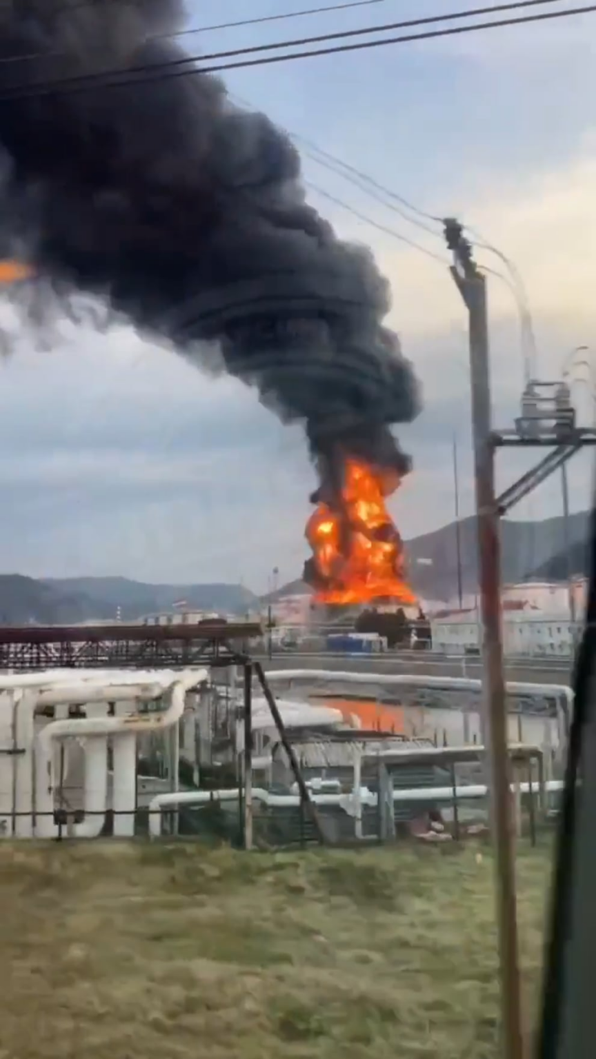 ロシアの燃えているTuapse Oil製油所の今日の映像。 2025年3月14日