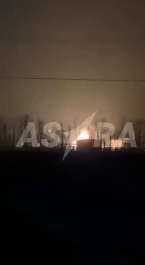 ロシア人は、ロシアのクラスノダル・クライのクロポトキンにある未知のドローンが石油デポを攻撃したと不平を言っています。少なくとも33の爆発が聞こえました。ロシアのチャネルは、施設の領土に破片が落ちた場所で火災が発生したと主張しています。ソース戦争（dmitri）