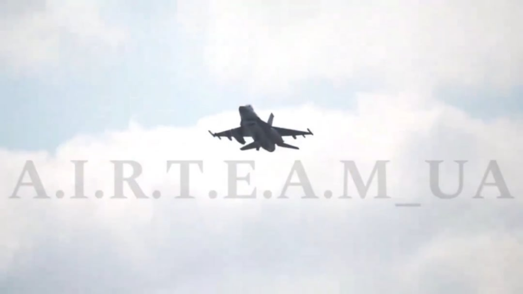 追加の燃料タンクを備えたウクライナF-16。 2025年3月18日