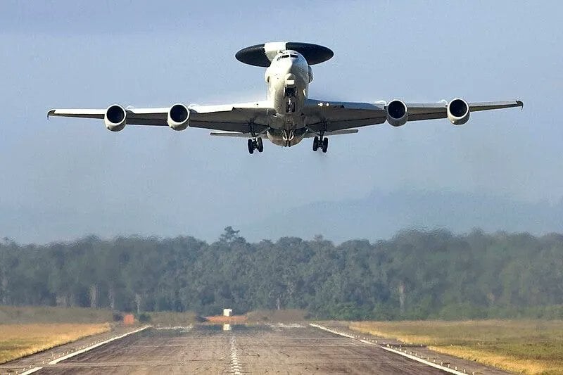 #Franceは手袋を取り除き、戦場に近づきます。昨日、フランスのE-3F AWACSが東ヨーロッパの空の上で何時間も飛んで、2つのラファーレ戦闘機に挟まれて、すべてを変えるミッションで飛行しました。