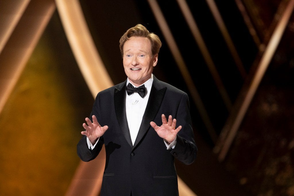 コナン・オブライエンは「アノラ」のジョークでトランプに掘り下げます。
