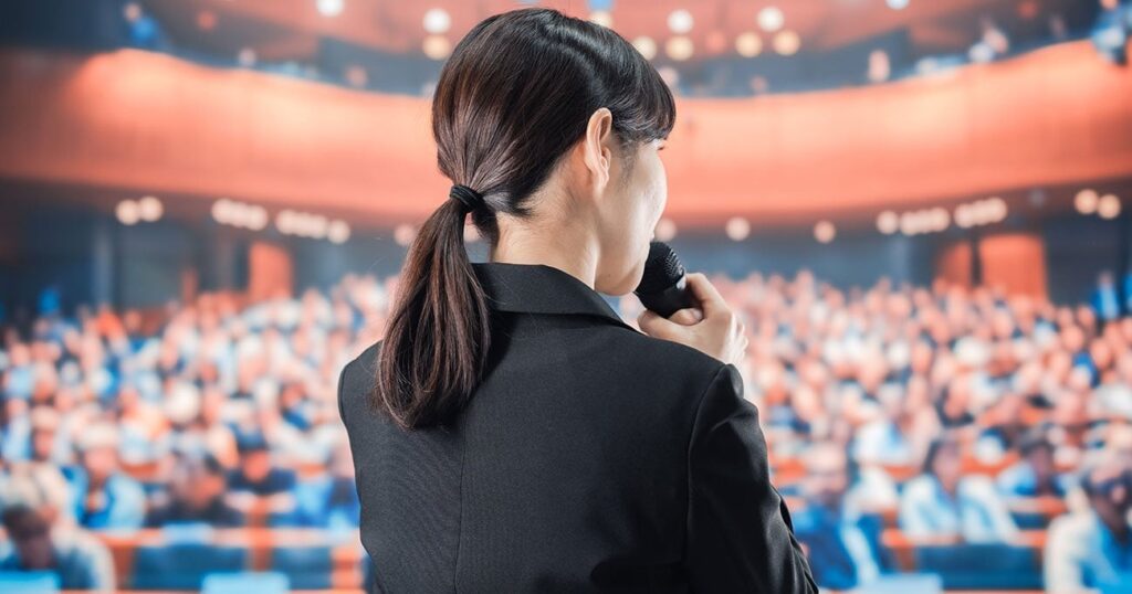 【大喜利】職場で出世しない人が「人前で話す時」にやっている決定的な1つのこと