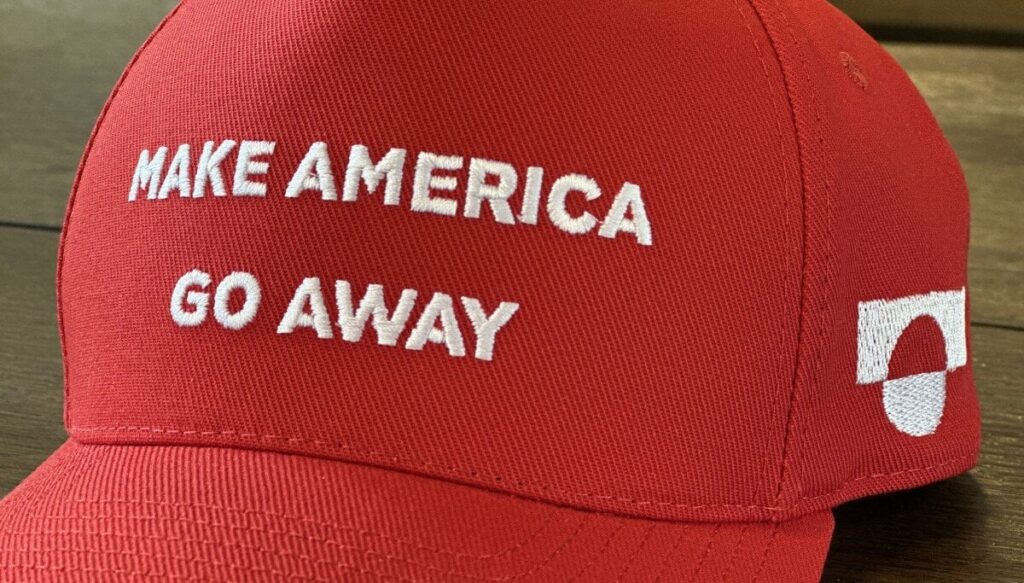 デンマークのデザイナーは、sisimiutにマガキャップを配布しています [Make America Go Away] 🇺🇸
