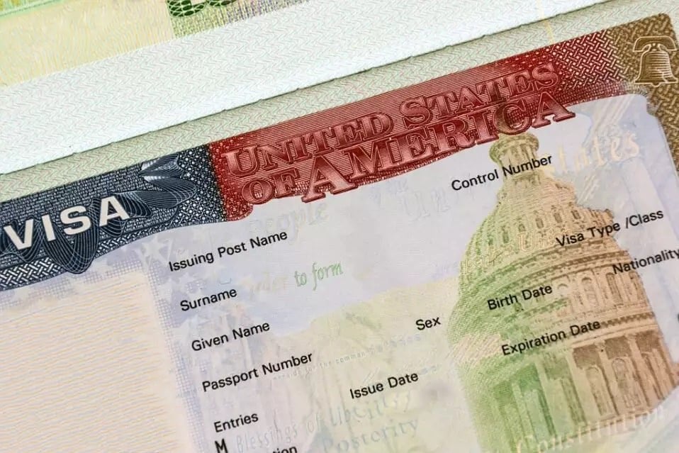 トランプ政権を破ることは、ルーマニアのソース /アメリカの観光ビザにおけるビザヴィーバープログラムの延期の可能性について議論することは、3月31日までに排除する必要があります