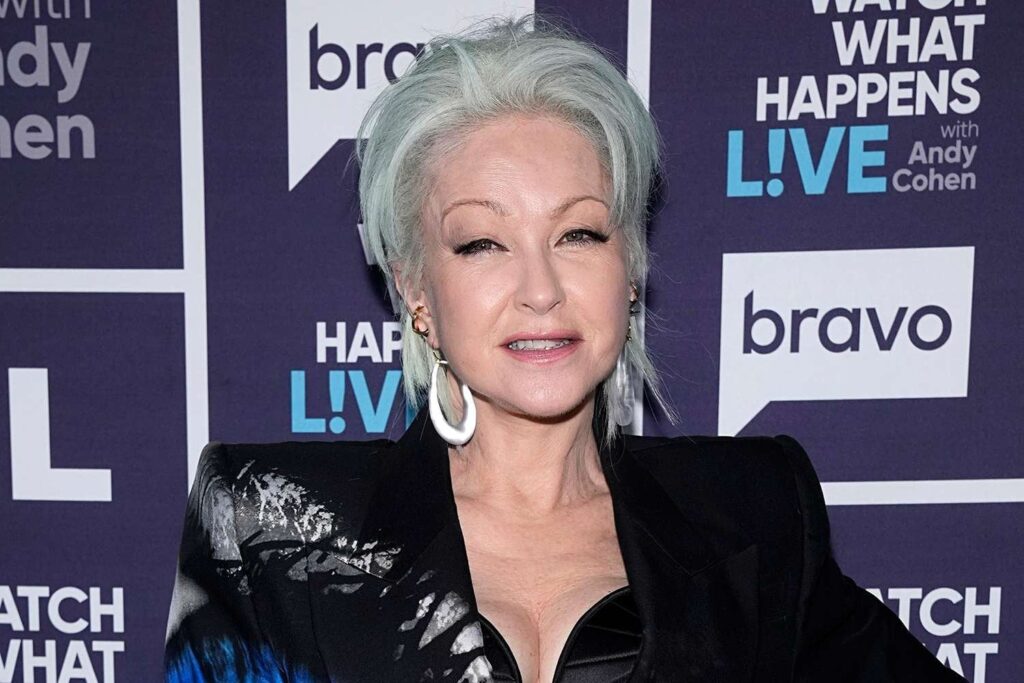 Cyndi Lauperは、ロックミュージックを演奏するために「ジャズスクールから捨てられた」。今、彼女は2回のロックホール候補者（排他的）です
