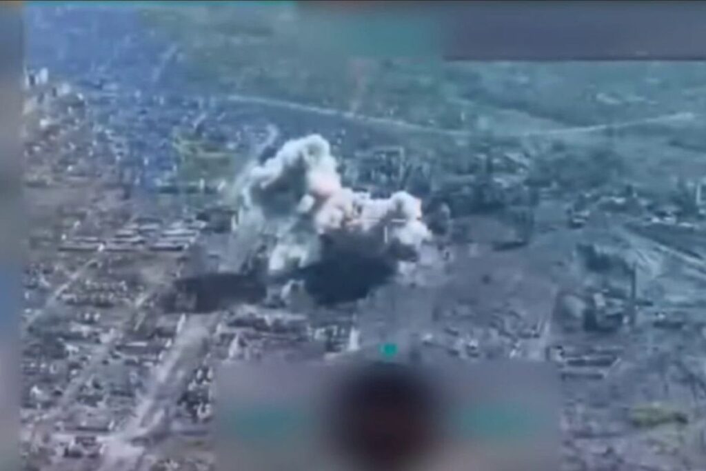 ウクライナ空軍は、トーレツクでロシアの歩兵位置を襲っています