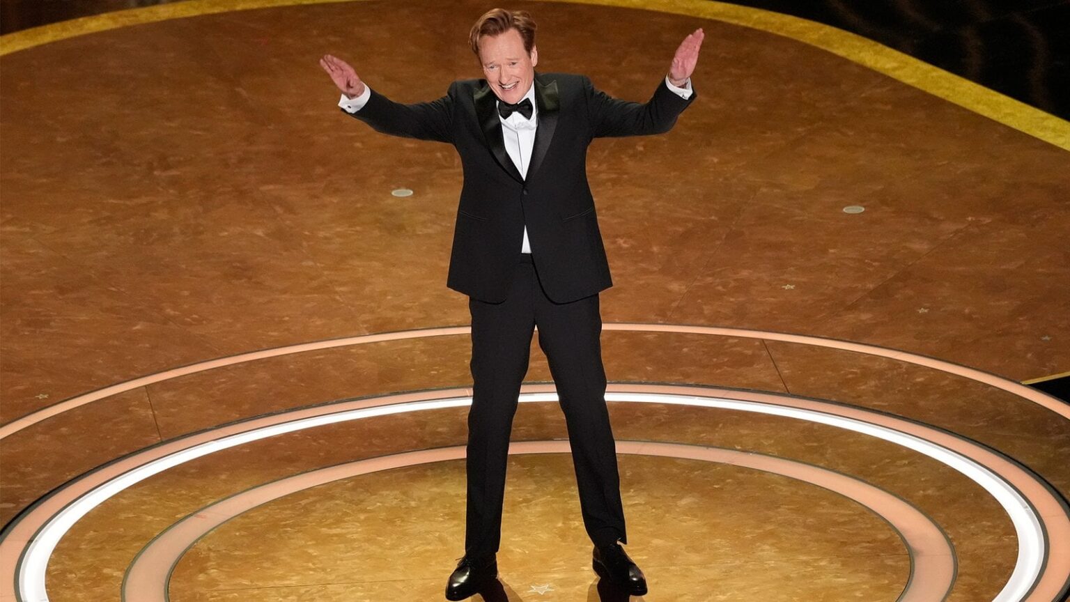 コナン・オブライエンはすべてをホストしてもらえますか？彼はユーモアと誠実さの完璧なバランスを持っています。なんてエンターテイメントのお祝いでしょう。