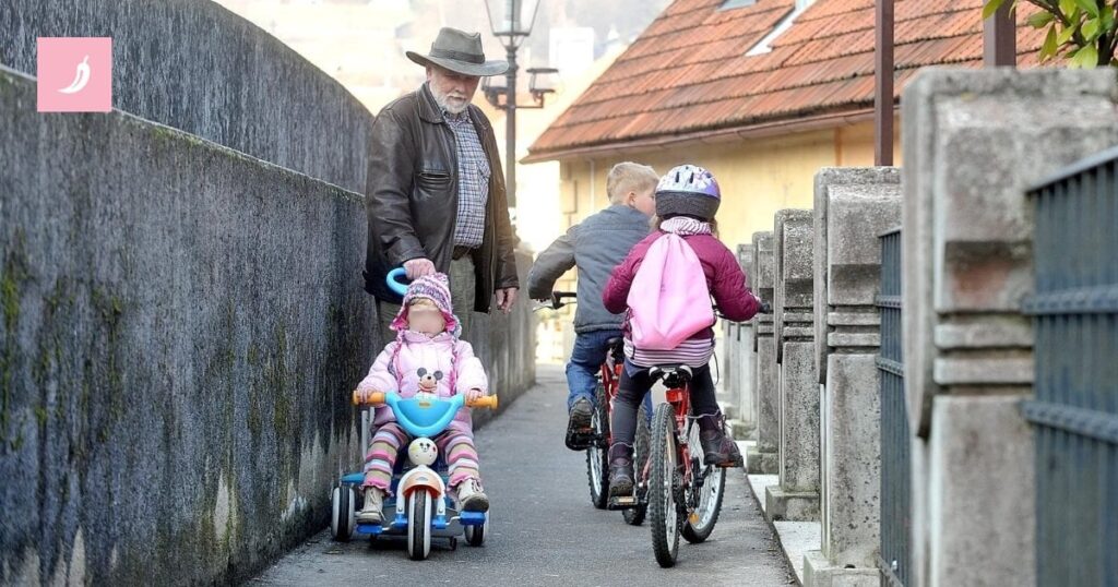 Samoborは祖父母に孫を飼うために支払います