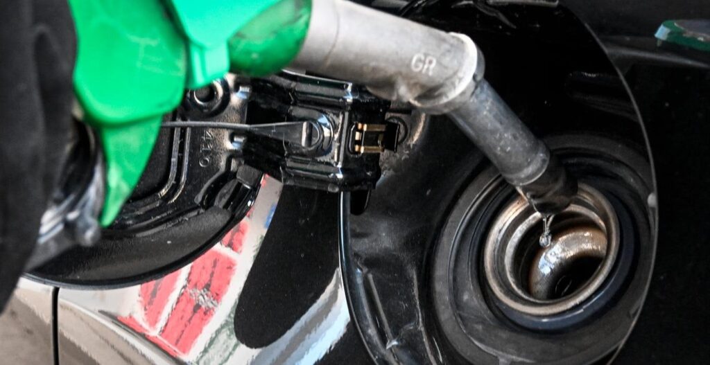 セク16のガソリン価格 -  4年間で最低