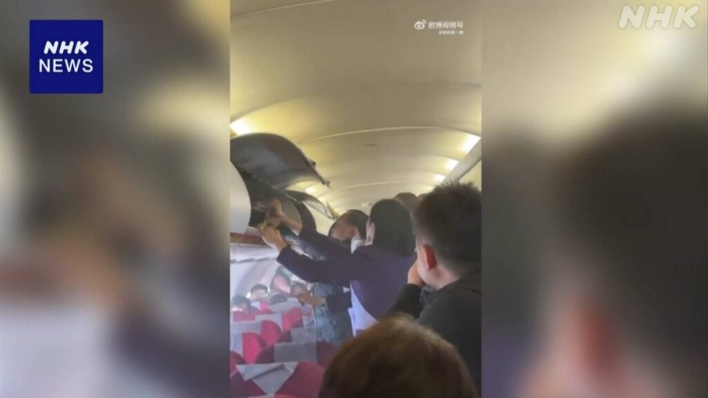 「香港航空」の旅客機 座席の上の収納棚の一部焼ける火災