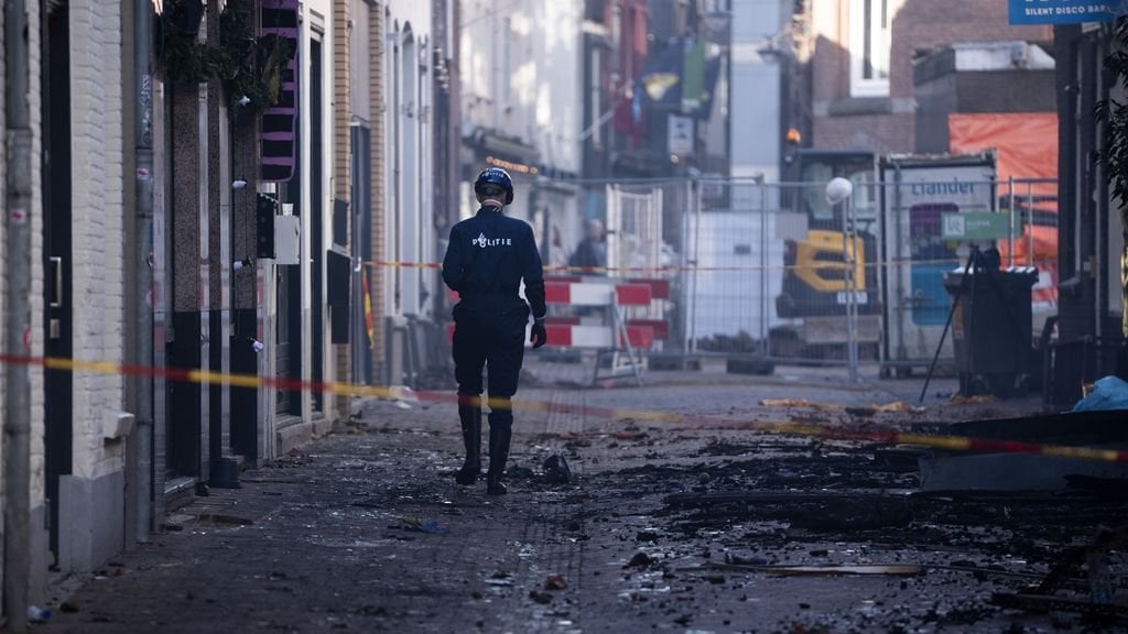 警察は、アーネムでの主要な火災に関与したことで3人の容疑者を迎えに行きます