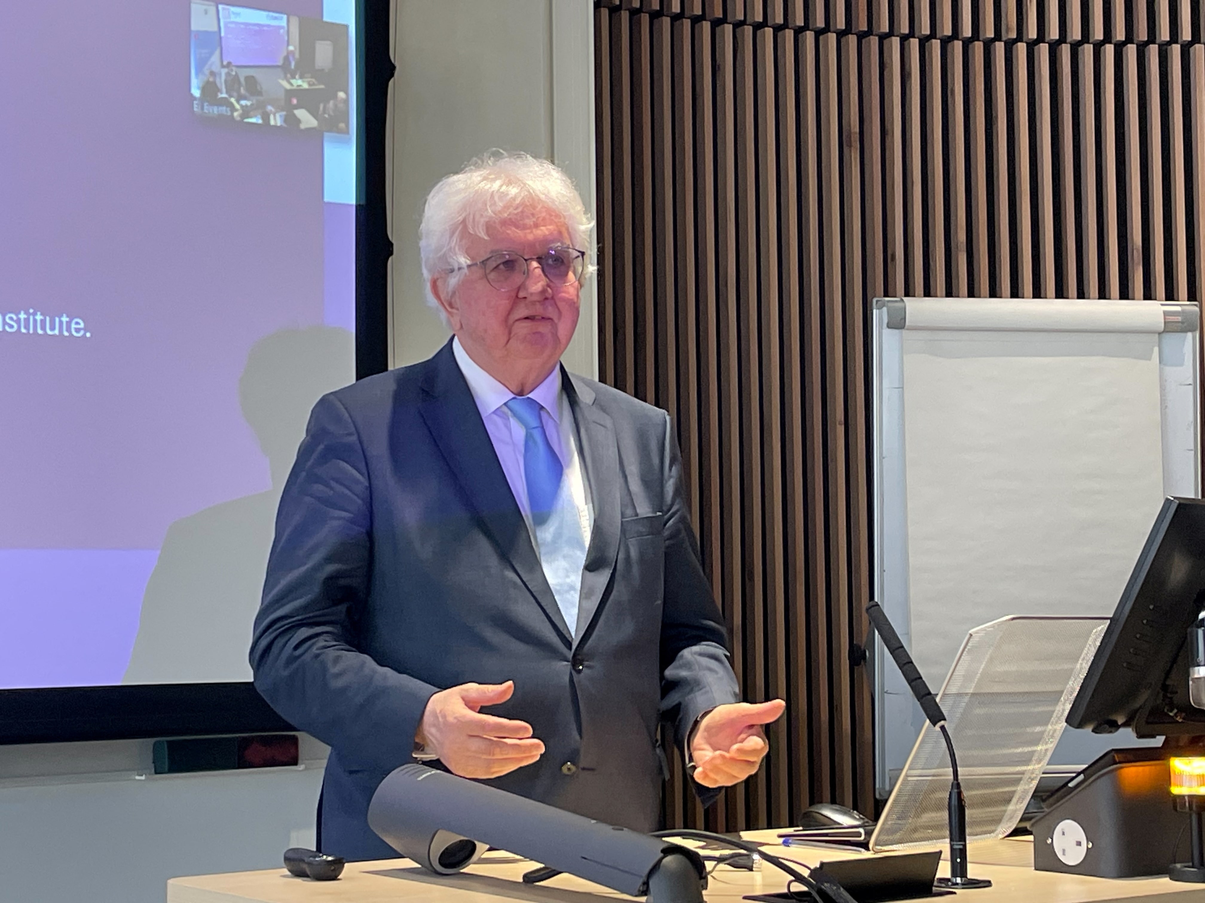 ＥＣＢ、ＥＵ軍事支出拡大での役割を議論へ＝オーストリア中銀総裁