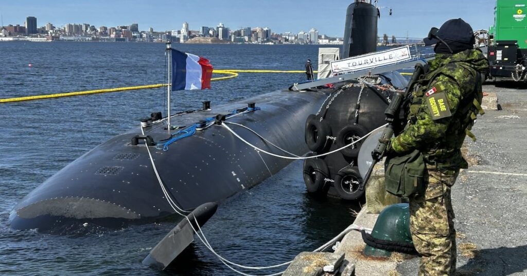 フランスの原子力潜水艦はカナダの東海岸に到着します。カナダは冷たい水の運動のために古い友情を更新します…