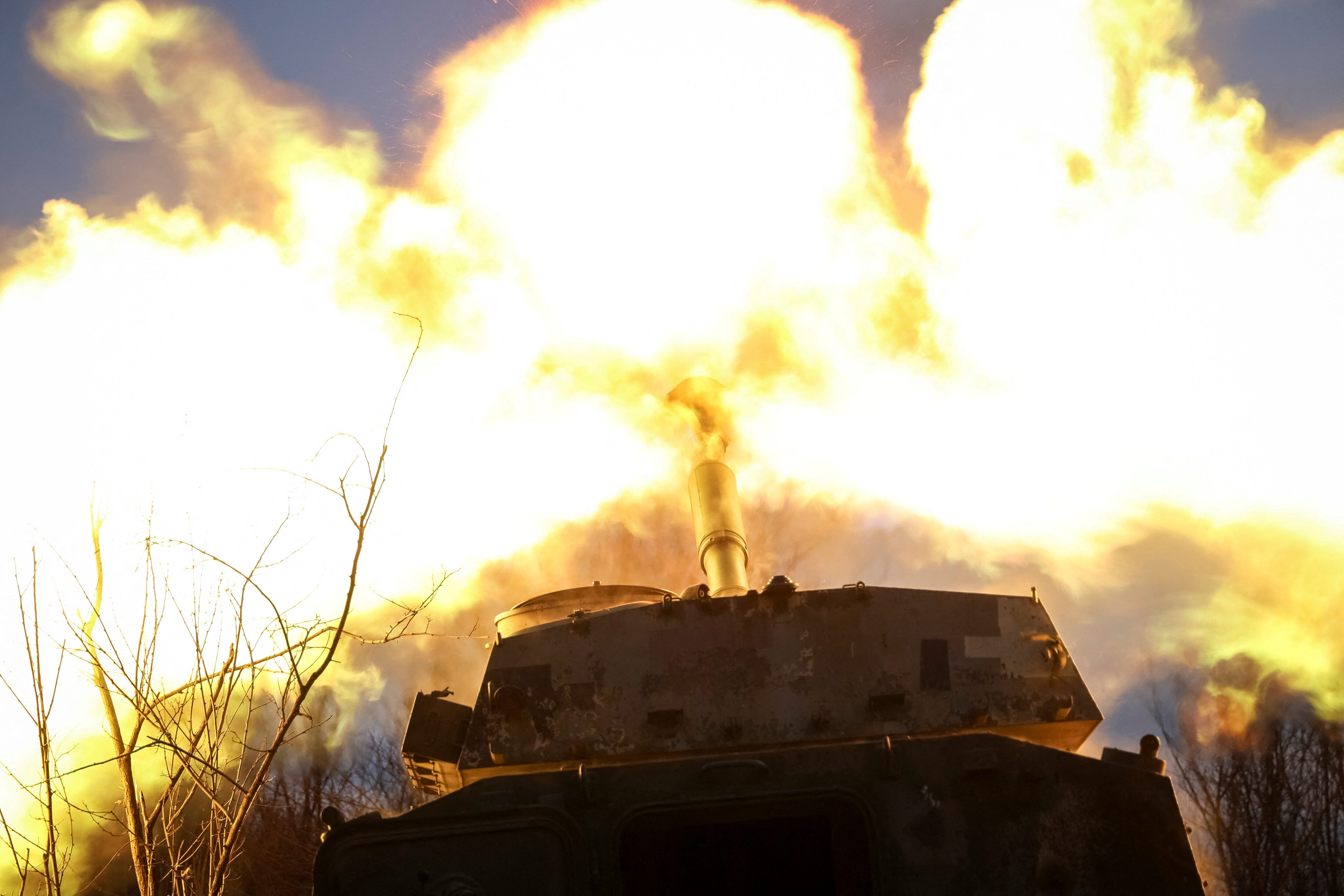 ロシア・ウクライナ、攻撃の応酬　「石油施設で火災」「民間人死傷」