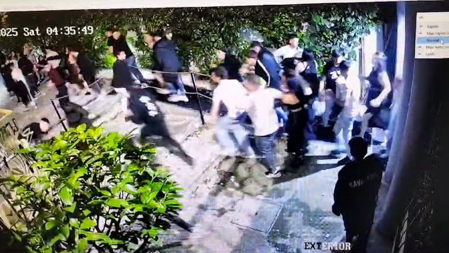 若い人たちのバンドが破壊し、壁にバーを盗んだ瞬間