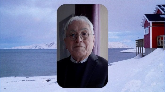 若い頃、彼はデンマークについて批判的に書いた。今、彼はライヒコミュニティとの関係がこれまで以上に重要であると考えています[grøndlansk forfatter og tidl. politiker er imod selvstændighed]