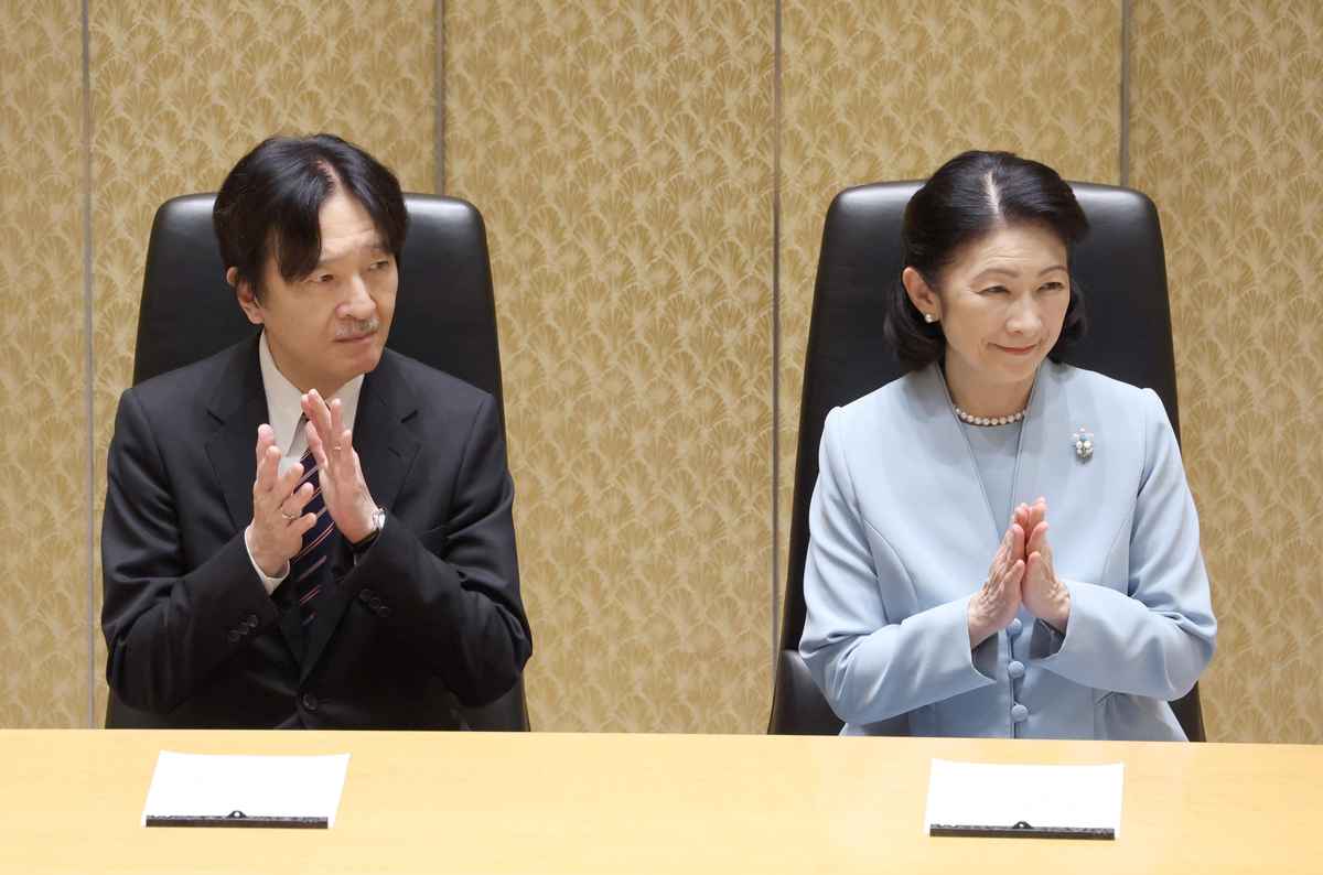 「第15回日本学術振興会育志賞」授賞式に臨まれる秋篠宮ご夫妻＝6日午前、東京都台東区の日本学士院会館（酒井真大撮影）