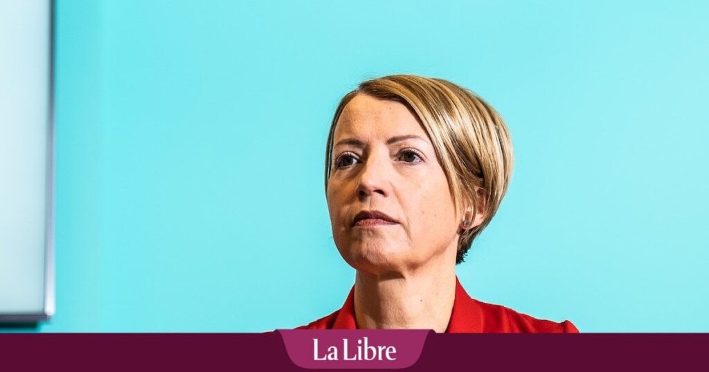 「これは前代未聞です！」：元キャサリン・フォンクス大臣は、透析治療を行うために病院に行く途中でストライカーによってブロックされました