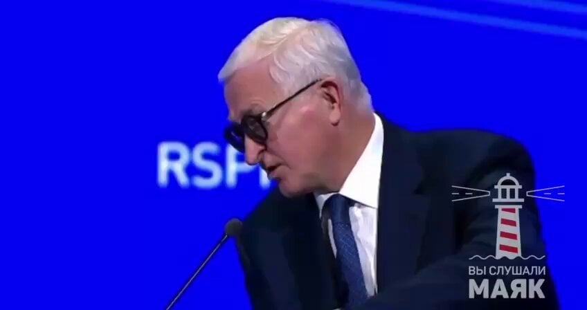 プーチンは、彼がトランプと電話をしていることを思い出します。プーチンはほとんど「彼は私を待つことができる」と言っています。部屋は笑いながら噴火します。トランプは「プーチンが彼を尊敬している」と言った。