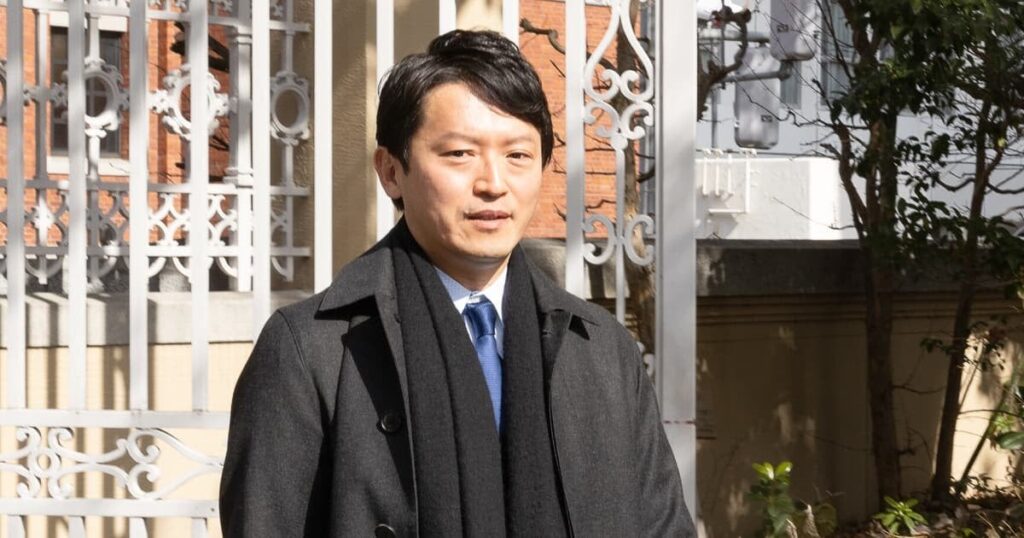 パワハラ追及も刑事告発も響かず…斎藤元彦兵庫県知事 どんなに逆風が吹いても「辞職はナシ」― パワハラが「おおむね事実」と指摘されても、刑事告発されても、県議ら３人が自死しても″余裕のワケ″