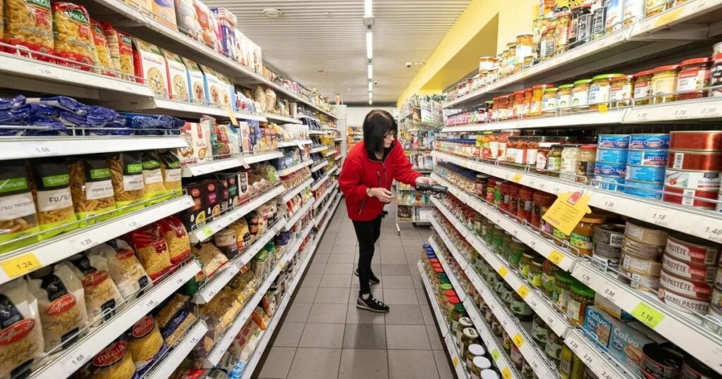 貧しい人々はもっと多くを費やし始めなければなりません、より豊かなお金はより多くのお金を得ることができます