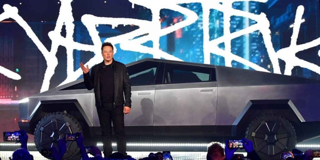 Elon Musk's Teslaは、所有者が金属側の側面が落ちると不平を言うため、サイバートックの配達を停止していると伝えられています