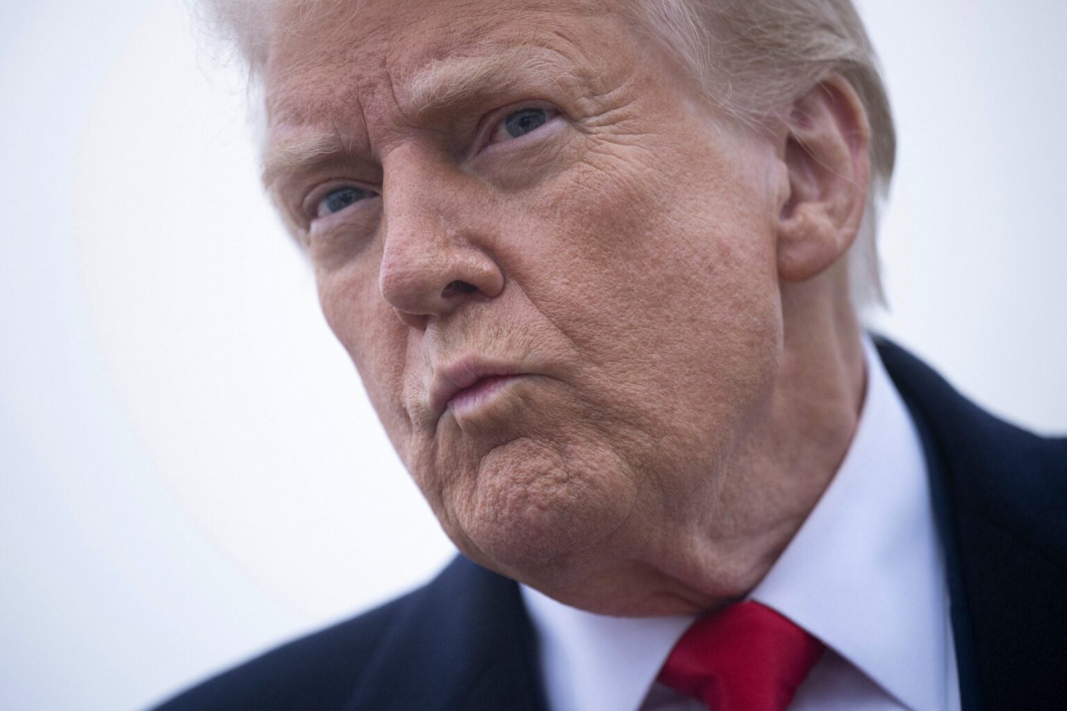 ドナルド・トランプはレポーターのマイクに顔を合わせました