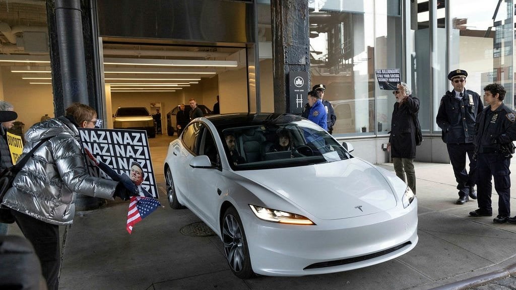 CEO：車のディーラーはペンチでテスラを取り入れたくない