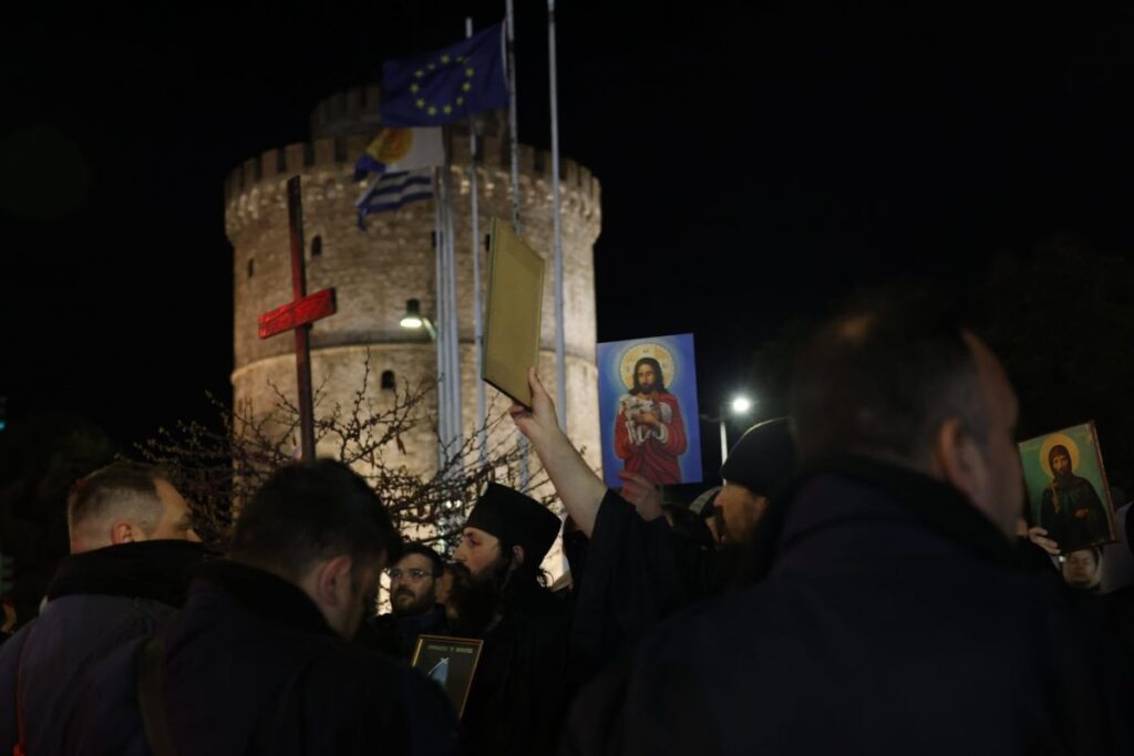Thessaloniki：マットに対する十字架と画像 - ザラリコスが与えた劇場の外のエピソード（ビデオ）。