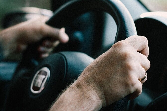 Limited DrivingのEAの標高は、17歳でステアリングホイールの後ろに可能になります